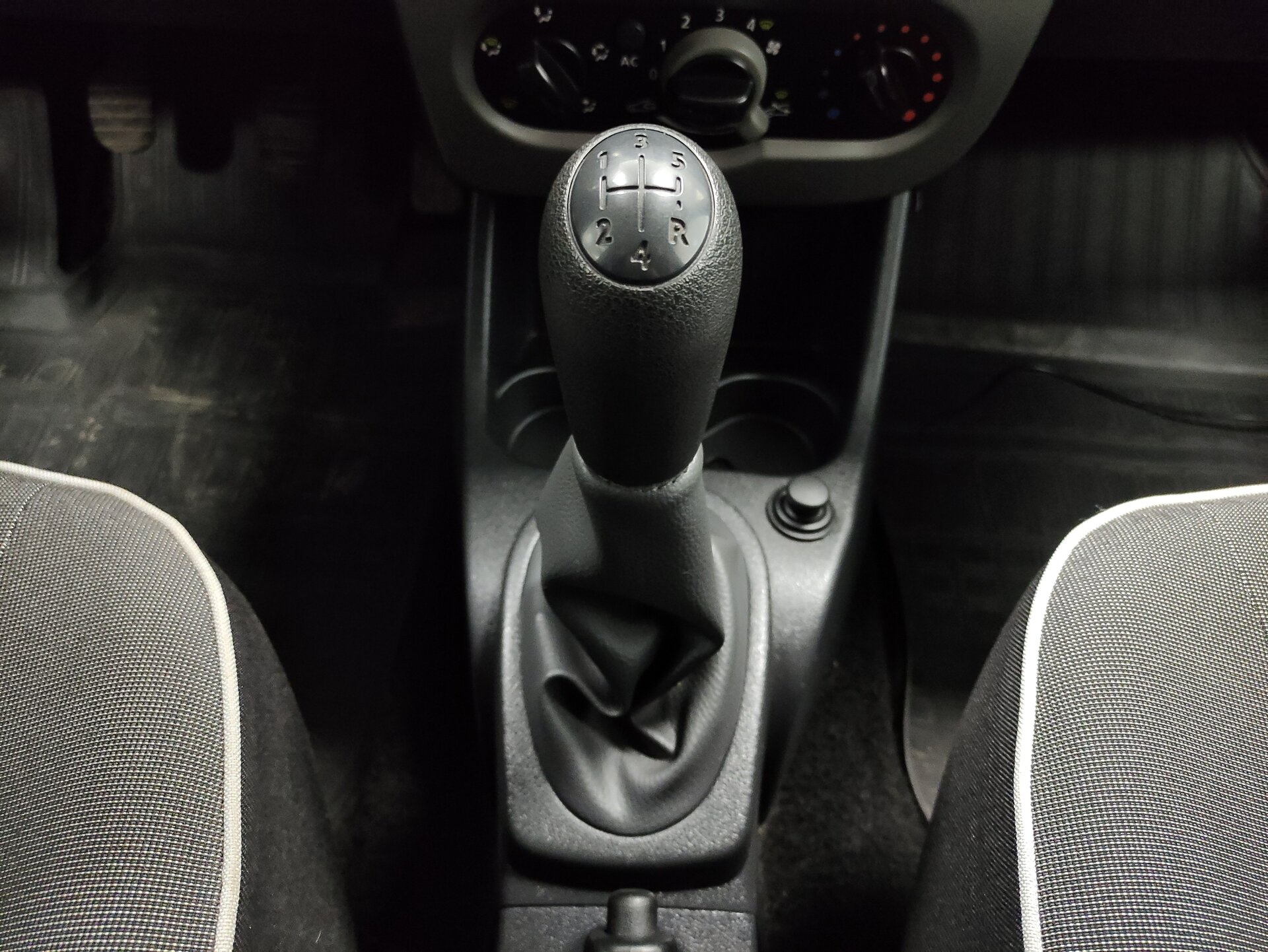 Renault Logan, I Рестайлинг 2012