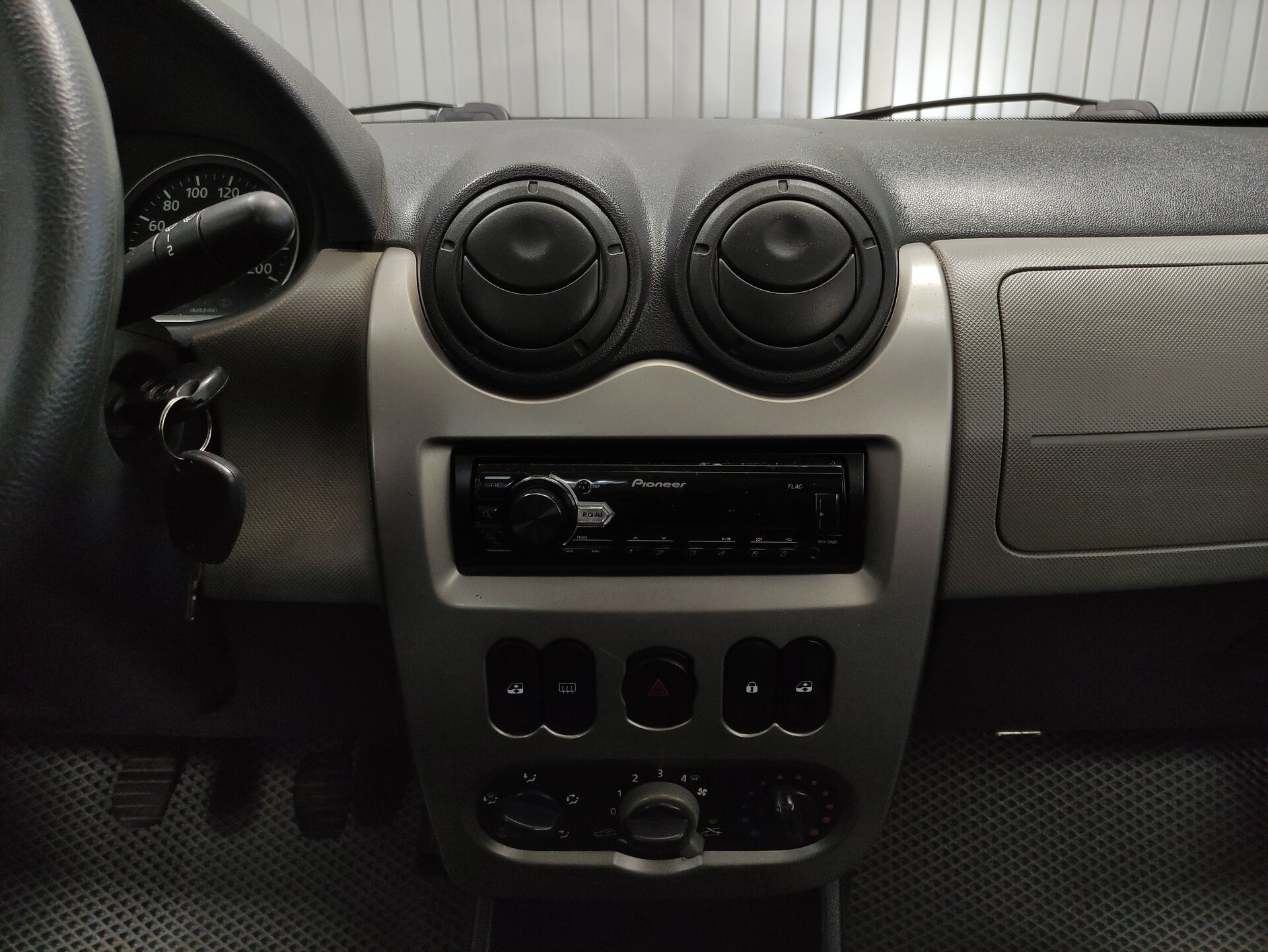 Renault Logan, I Рестайлинг 2011