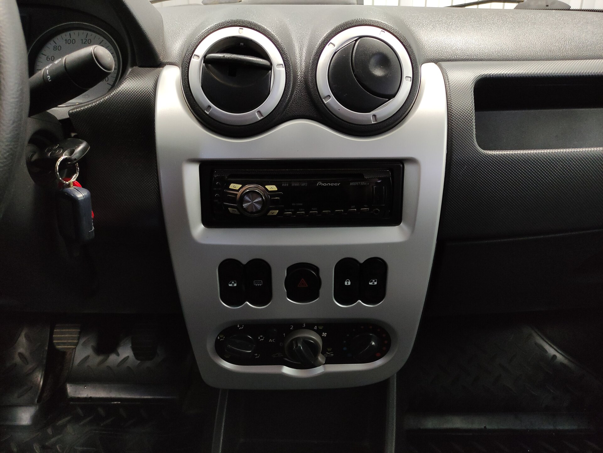 Renault Logan, I Рестайлинг 2011